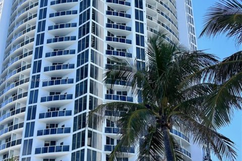 Condo in Sunny Isles Beach, Florida № 2032045 - photo 2