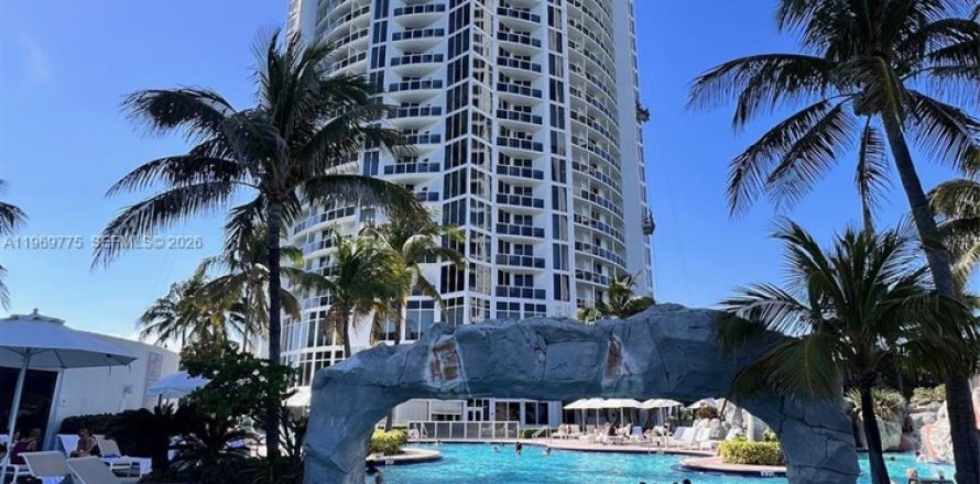 Studio in the Condo in Sunny Isles Beach, Florida № 2032045