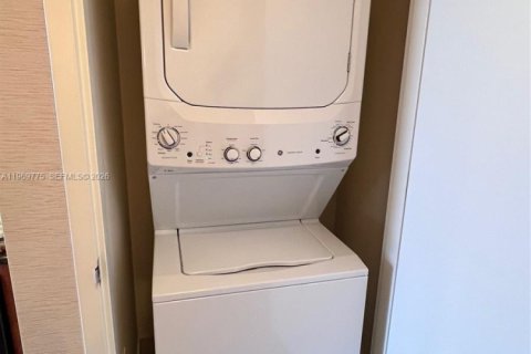 Condo in Sunny Isles Beach, Florida № 2032045 - photo 17