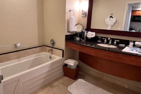 Condo in Sunny Isles Beach, Florida № 2032045 - photo 15