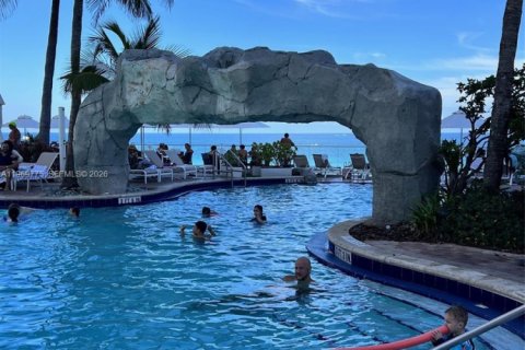 Condo in Sunny Isles Beach, Florida № 2032045 - photo 3