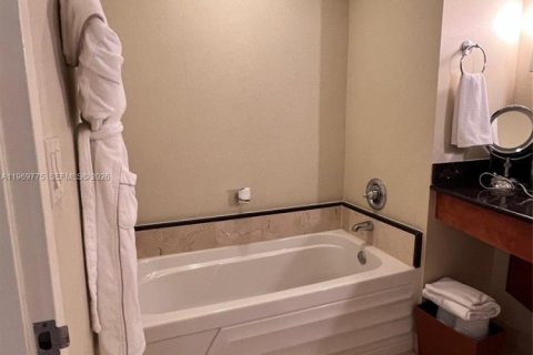 Condo in Sunny Isles Beach, Florida № 2032045 - photo 16