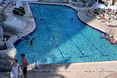 Condo in Sunny Isles Beach, Florida № 2032045 - photo 4