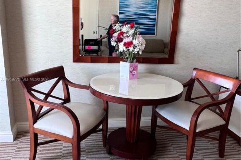 Condo in Sunny Isles Beach, Florida № 2032045 - photo 13