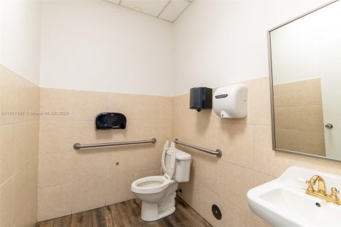 Commercial property in Pembroke Pines, Florida № 1972195 - photo 12