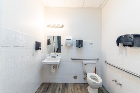 Commercial property in Pembroke Pines, Florida № 1972195 - photo 25