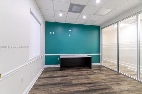 Commercial property in Pembroke Pines, Florida № 1972195 - photo 10