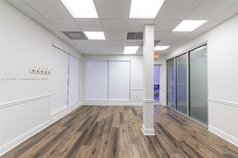 Commercial property in Pembroke Pines, Florida № 1972195 - photo 20