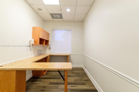 Commercial property in Pembroke Pines, Florida № 1972195 - photo 18