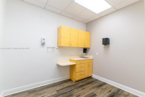 Commercial property in Pembroke Pines, Florida № 1972195 - photo 5
