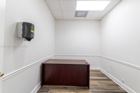 Commercial property in Pembroke Pines, Florida № 1972195 - photo 19