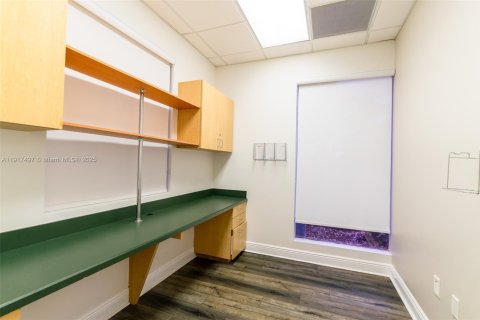 Commercial property in Pembroke Pines, Florida № 1972195 - photo 28