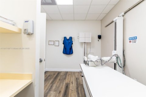 Commercial property in Pembroke Pines, Florida № 1972195 - photo 16