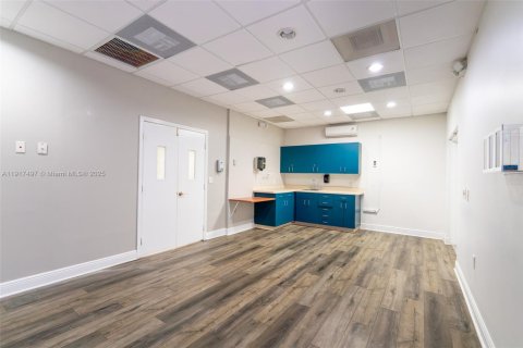 Commercial property in Pembroke Pines, Florida № 1972195 - photo 15