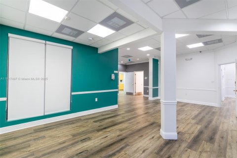 Commercial property in Pembroke Pines, Florida № 1972195 - photo 24