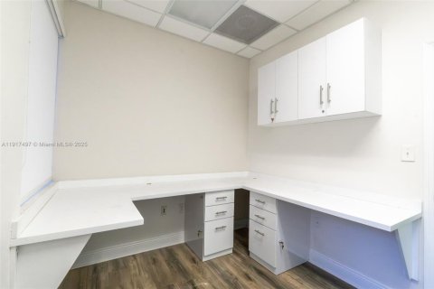 Commercial property in Pembroke Pines, Florida № 1972195 - photo 4