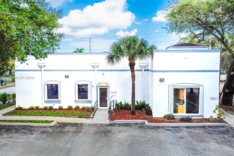 Commercial property in Pembroke Pines, Florida № 1972195 - photo 1