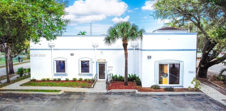 Commercial property in Pembroke Pines, Florida № 1972195