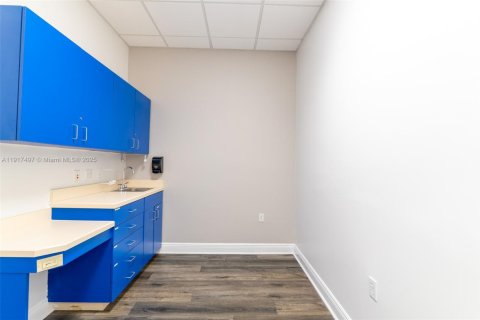 Commercial property in Pembroke Pines, Florida № 1972195 - photo 17