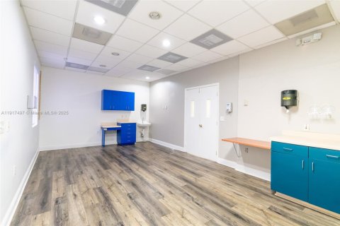 Commercial property in Pembroke Pines, Florida № 1972195 - photo 14