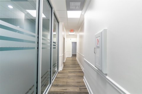 Commercial property in Pembroke Pines, Florida № 1972195 - photo 11