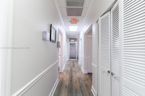 Commercial property in Pembroke Pines, Florida № 1972195 - photo 6