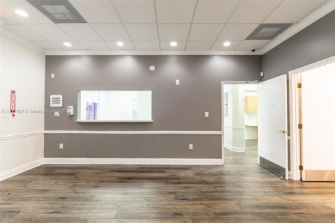 Commercial property in Pembroke Pines, Florida № 1972195 - photo 23