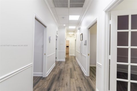 Commercial property in Pembroke Pines, Florida № 1972195 - photo 13