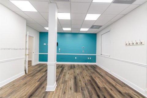 Commercial property in Pembroke Pines, Florida № 1972195 - photo 21