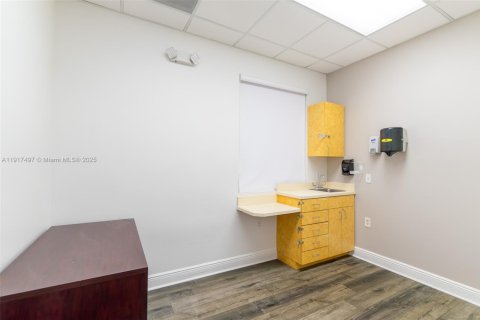 Commercial property in Pembroke Pines, Florida № 1972195 - photo 9