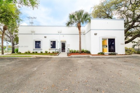 Commercial property in Pembroke Pines, Florida № 1972195 - photo 3
