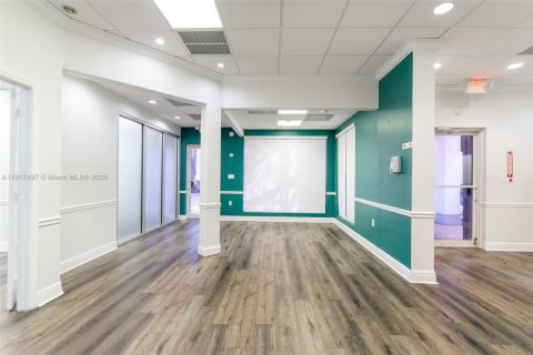 Commercial property in Pembroke Pines, Florida № 1972195 - photo 22