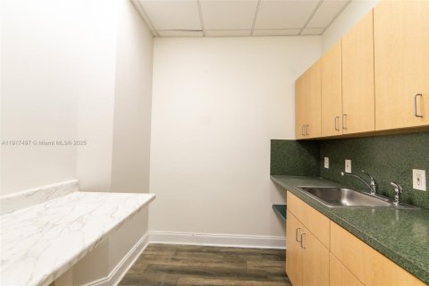 Commercial property in Pembroke Pines, Florida № 1972195 - photo 8