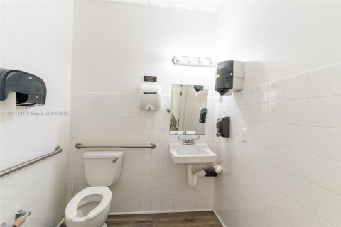 Commercial property in Pembroke Pines, Florida № 1972195 - photo 7