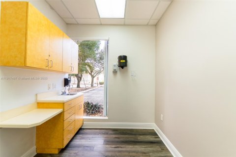 Commercial property in Pembroke Pines, Florida № 1972195 - photo 27