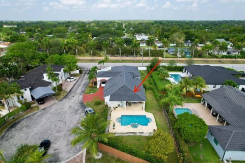 House in Miami, Florida 4 bedrooms, 339.65 sq.m. № 1182667 - photo 1
