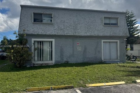 Commercial property in Fort Lauderdale, Florida № 1987328 - photo 1