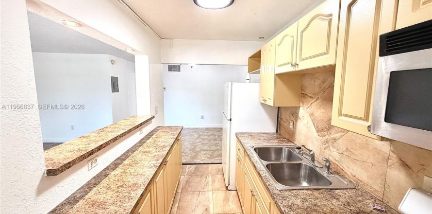 Кондоминиум с 6 комнатами в Майами, Флорида № 2019570