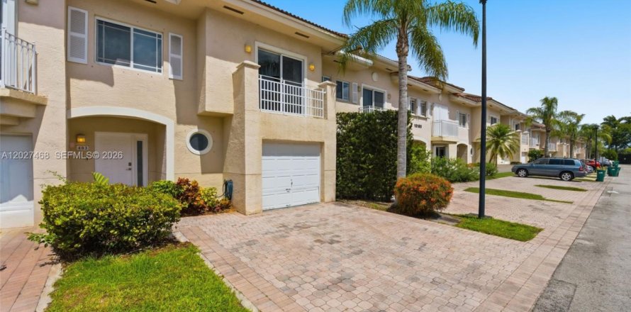 Condo in Miami, Florida, 3 bedrooms  № 2189162