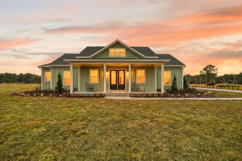 Villa ou maison à Umatilla, Floride 4 chambres, 196.21 m2 № 2138174