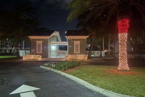 Снять в аренду кондоминиум в Дорал, Флорида 2 спальни, 117.06м2, № 2004630 - фото 2