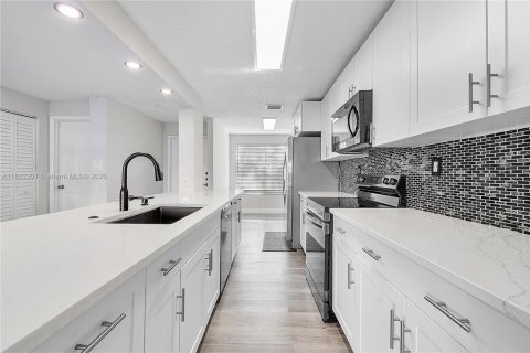 Adosado en venta en Plantation, Florida, 3 dormitorios, 164.44 m2 № 1938435 - foto 1