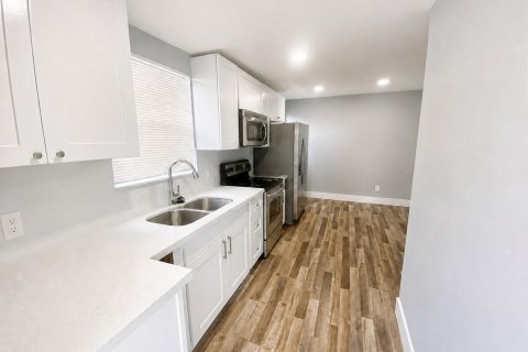 Villa ou maison à vendre à North Miami Beach, Floride: 2 chambres, 65.22 m2 № 2086696 - photo 2