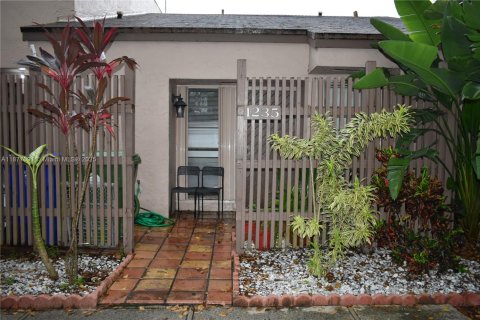 Townhouse in Pembroke Pines, Florida 2 bedrooms, 105.07 sq.m. № 1928654 - photo 1