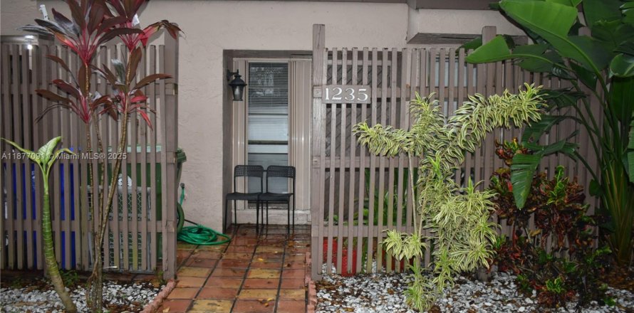 Townhouse in Pembroke Pines, Florida 2 bedrooms, 105.07 sq.m. № 1928654