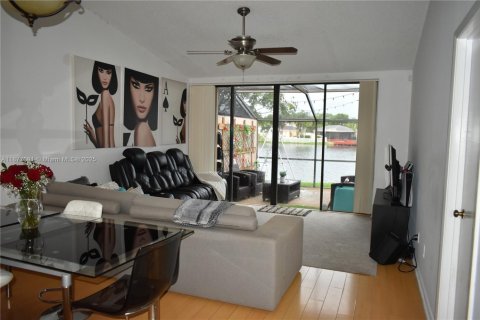 Townhouse in Pembroke Pines, Florida 2 bedrooms, 105.07 sq.m. № 1928654 - photo 3