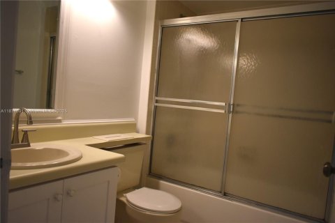 Townhouse in Pembroke Pines, Florida 2 bedrooms, 105.07 sq.m. № 1928654 - photo 17