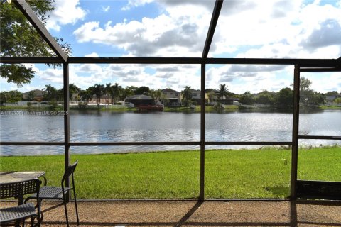 Townhouse in Pembroke Pines, Florida 2 bedrooms, 105.07 sq.m. № 1928654 - photo 30