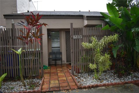 Townhouse in Pembroke Pines, Florida 2 bedrooms, 105.07 sq.m. № 1928654 - photo 2