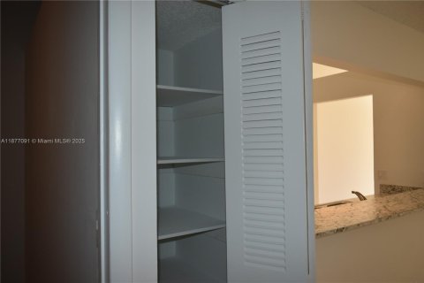 Townhouse in Pembroke Pines, Florida 2 bedrooms, 105.07 sq.m. № 1928654 - photo 16